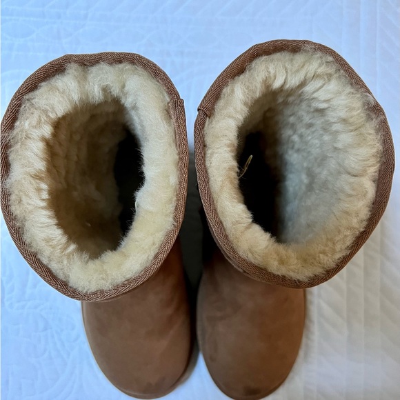 Lightly Used Women’s Short UGG Boots - Picture 5 of 5